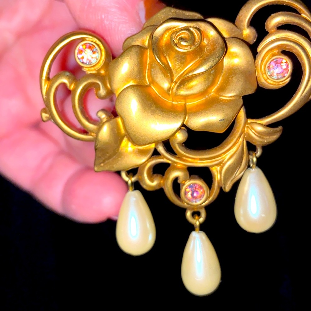 VINTAGE AVON GOLD TONE DIMENSIONAL ROSE BROUCH
 PEARL DANGLES RHINESTONE 1980s♥️
